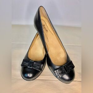 Softspots comfortable low-heel pump with bow; black leather upper, size 9M.